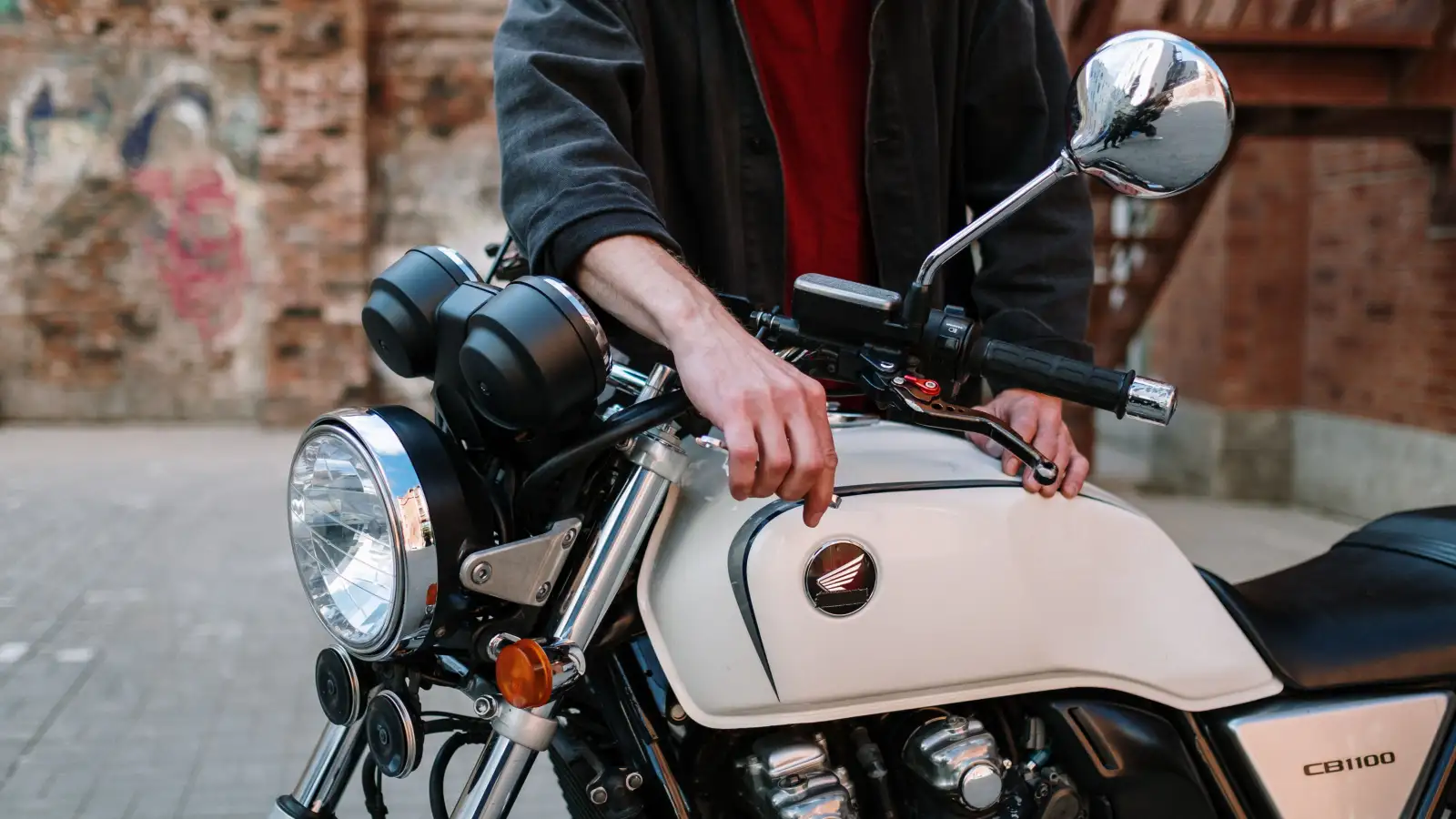 Regola la moto per il passeggero con 0,2 bar in più