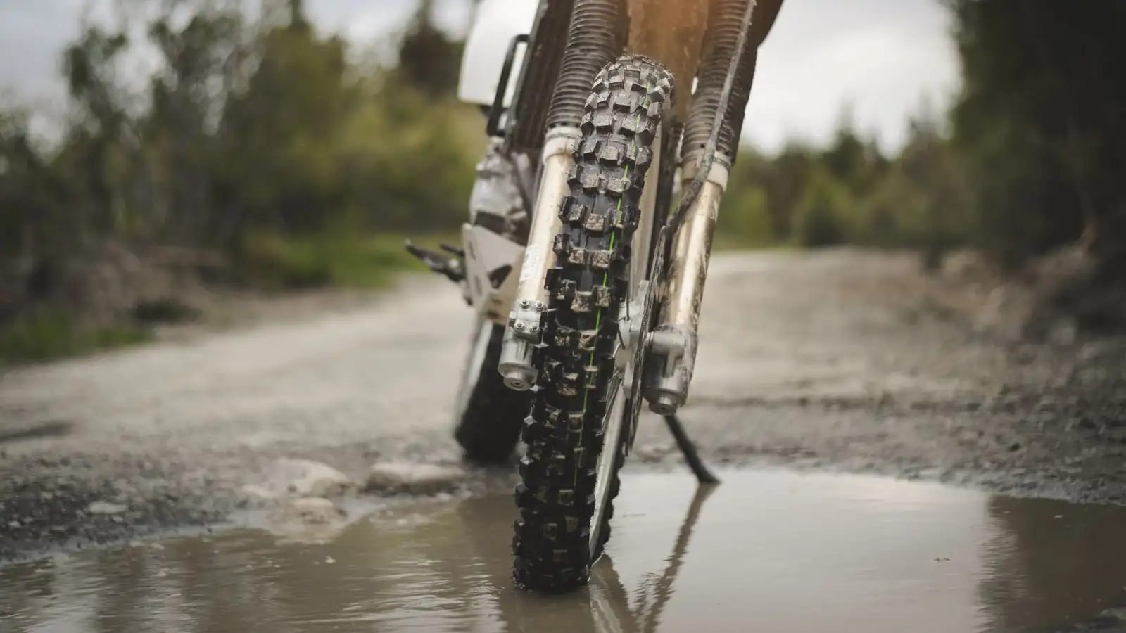 Le sigle sulle gomme della moto dicono più di quanto pensi