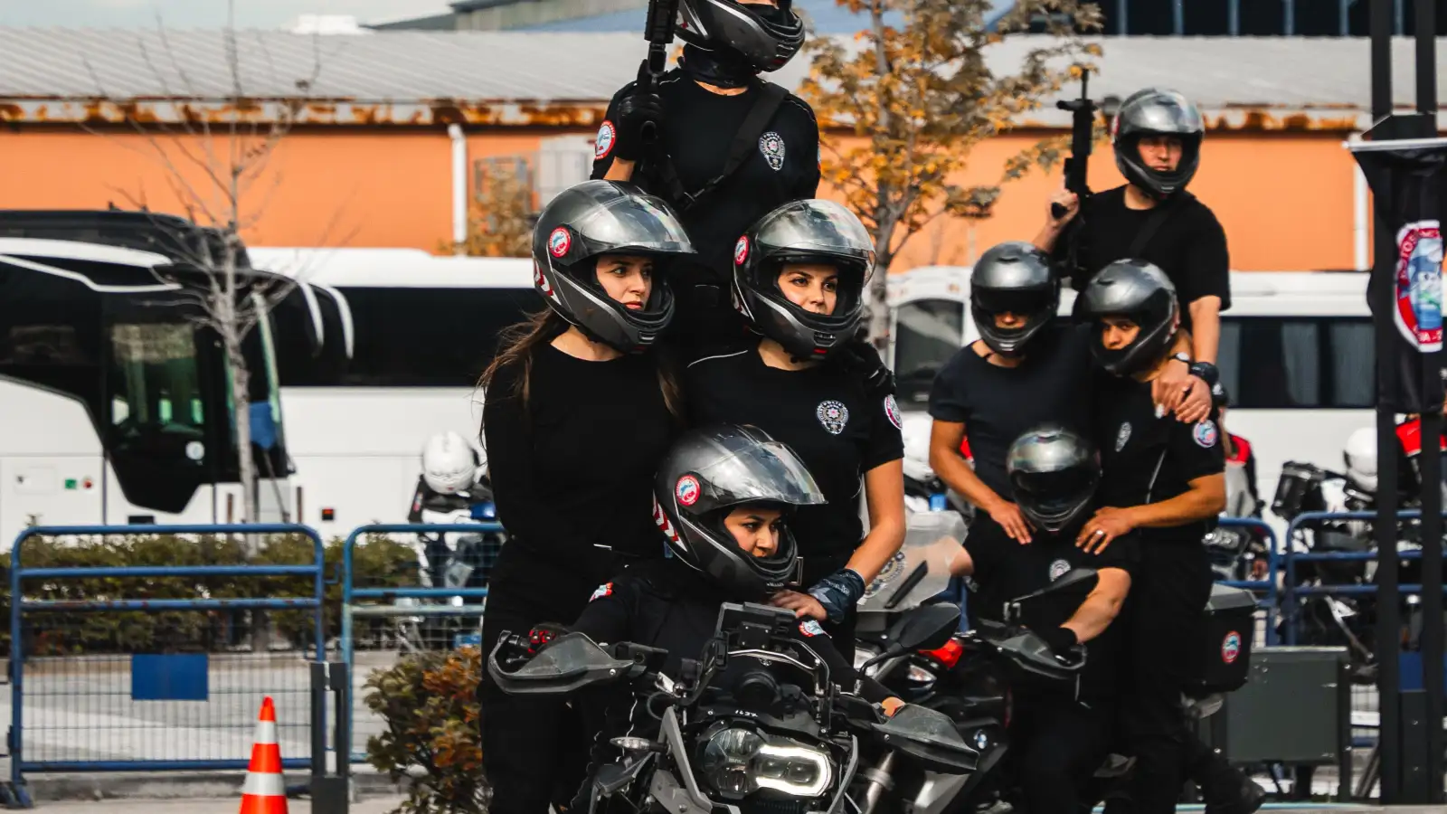 Cosa dice davvero la legge italiana sul passeggero in moto
